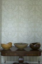 Farrow & Ball St Antoine BP 906 behang in een hal, sfeerbeeld 2