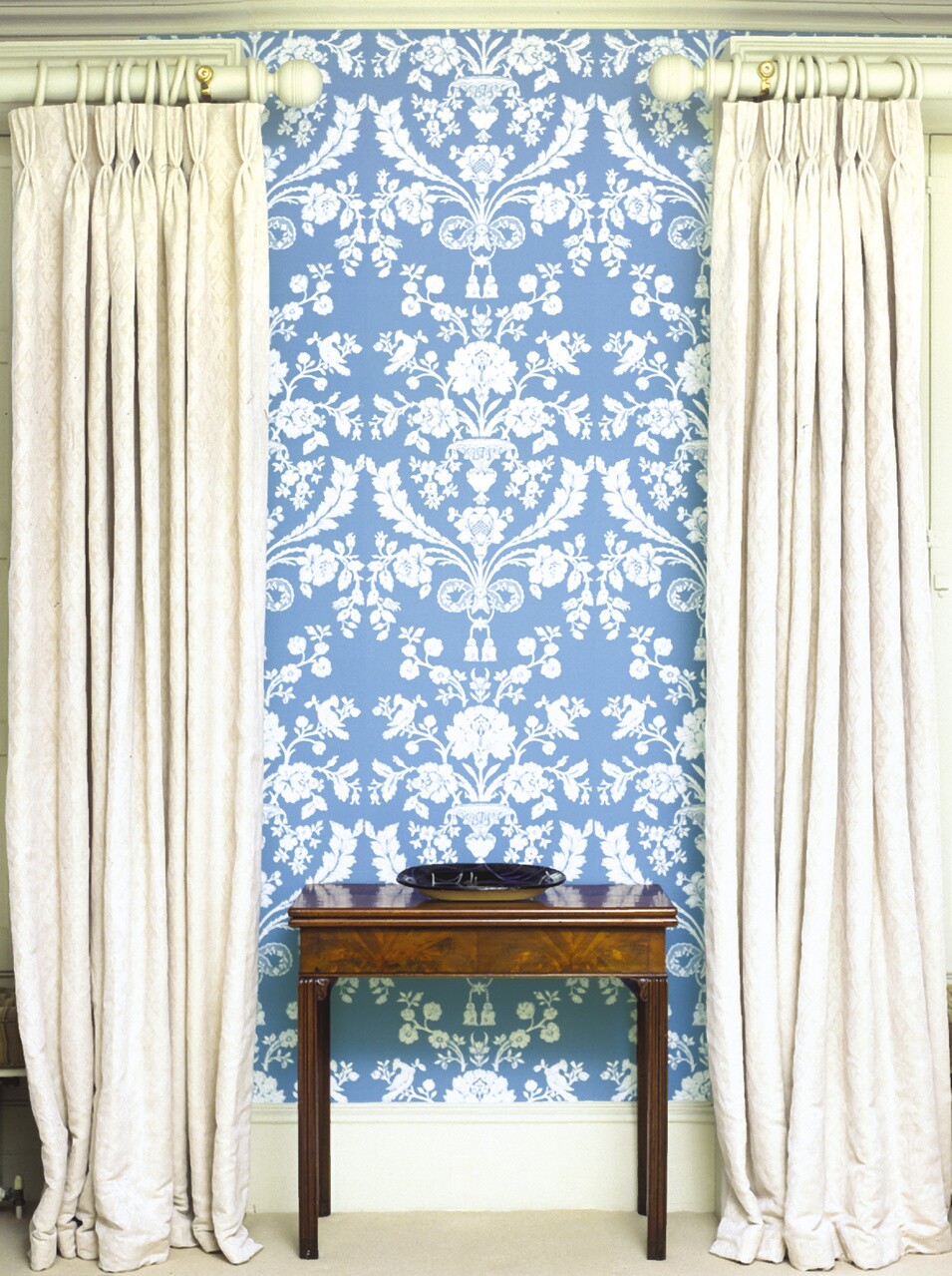Farrow & Ball St Antoine BP 947 behang in een woonkamer, sfeerbeeld 2