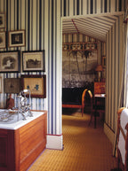 Farrow & Ball Tented Stripe ST 1372 behang in een badkamer