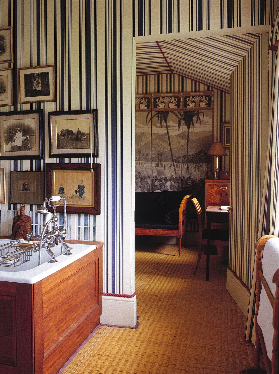 Farrow & Ball Tented Stripe ST 1372 behang in een badkamer