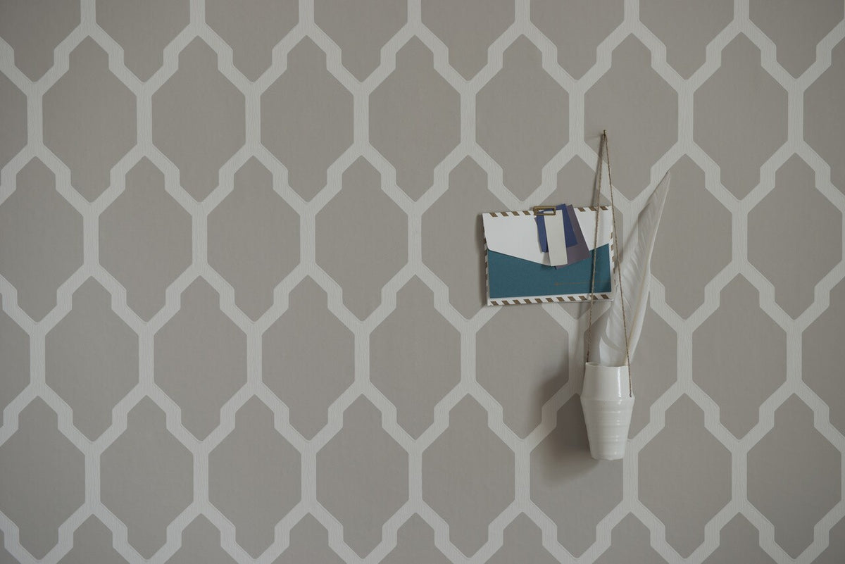 Farrow & Ball Tessella BP 3601 behang in een woonkamer, sfeerbeeld 2