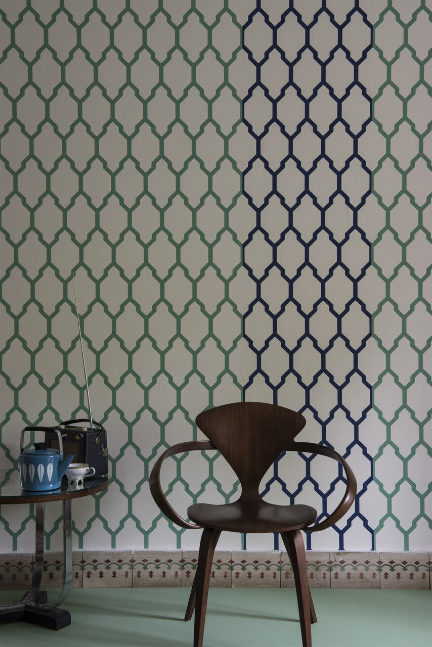 Farrow & Ball Tessella BP 3603 behang in een woonkamer