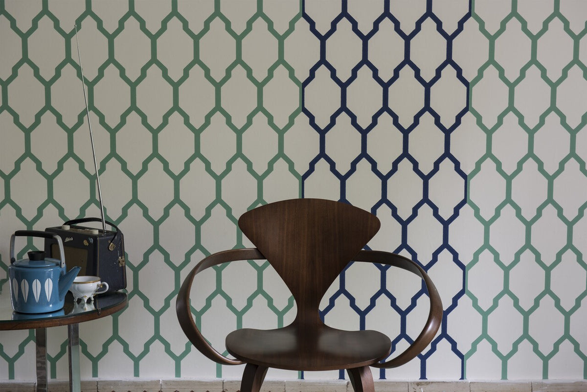 Farrow & Ball Tessella BP 3603 behang in een woonkamer, sfeerbeeld 4