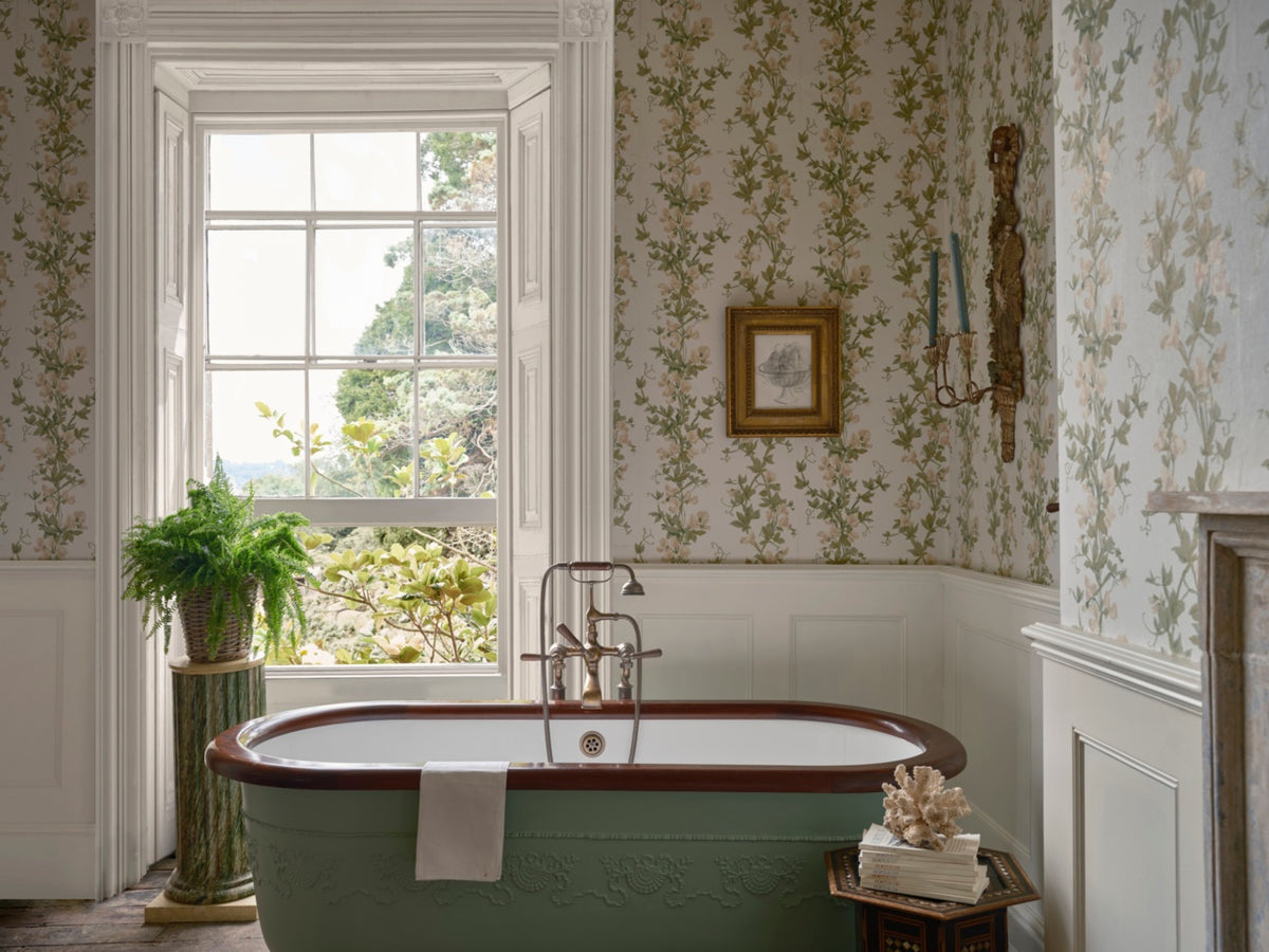 Farrow & Ball The Heritage Papers 6701 Sweet Pea behang in een badkamer