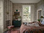 Farrow & Ball The Heritage Papers 6702 Sweet Pea behang in een slaapkamer