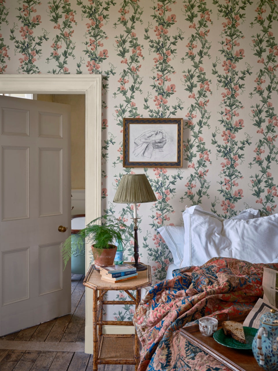 Farrow & Ball The Heritage Papers 6702 Sweet Pea behang in een slaapkamer, sfeerbeeld 2