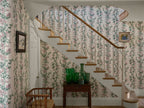 Farrow & Ball The Heritage Papers 6703 Sweet Pea behang in een hal