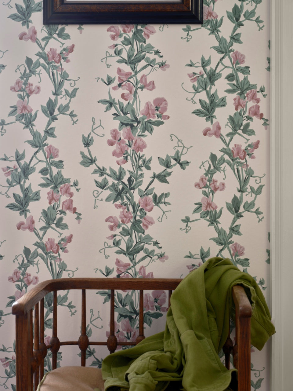Farrow & Ball The Heritage Papers 6703 Sweet Pea behang in een hal, sfeerbeeld 2