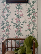 Farrow & Ball The Heritage Papers 6703 Sweet Pea behang in een hal, sfeerbeeld 2