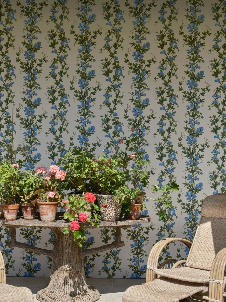 Farrow & Ball The Heritage Papers 6704 Sweet Pea behang in een buitenruimte