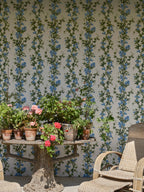 Farrow & Ball The Heritage Papers 6704 Sweet Pea behang in een buitenruimte