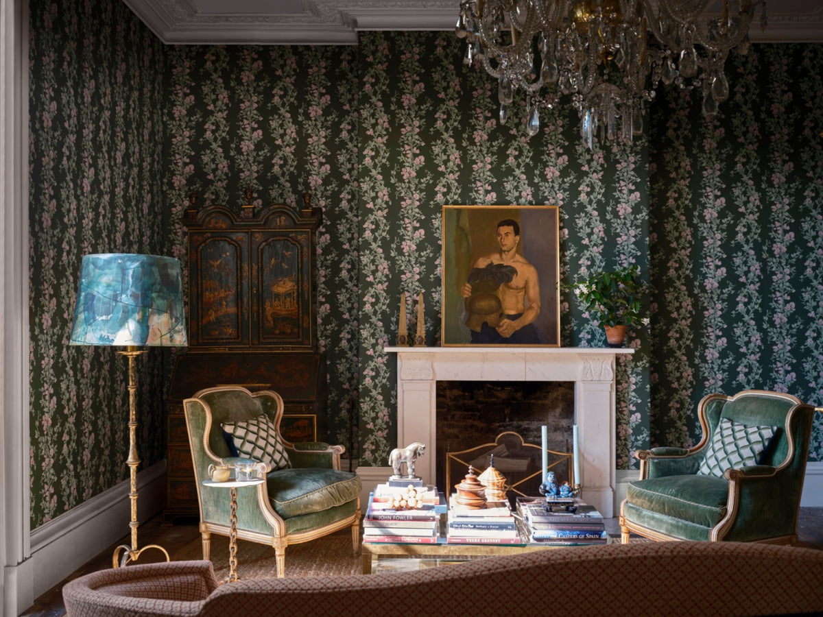 Farrow & Ball The Heritage Papers 6705 Sweet Pea behang in een woonkamer