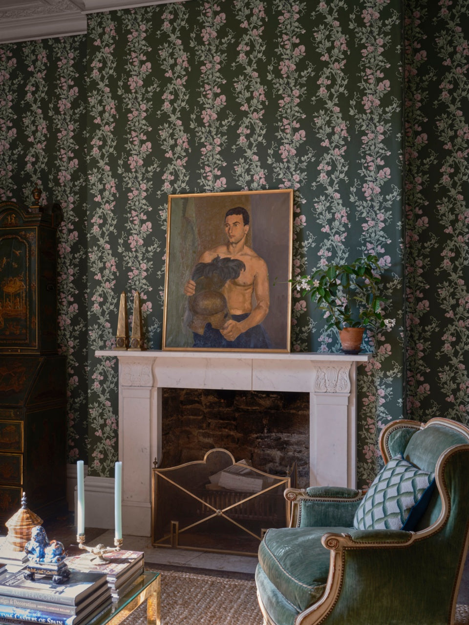 Farrow & Ball The Heritage Papers 6705 Sweet Pea behang in een woonkamer, sfeerbeeld 2