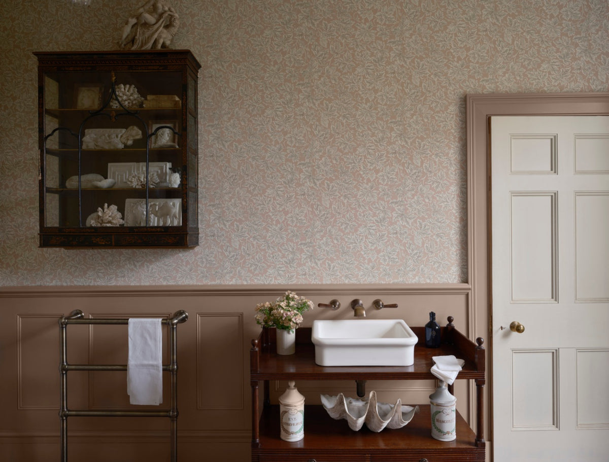 Farrow & Ball The Heritage Papers 6801 Vine Leaf behang in een badkamer