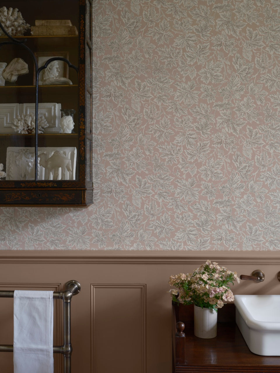 Farrow & Ball The Heritage Papers 6801 Vine Leaf behang in een badkamer, sfeerbeeld 2