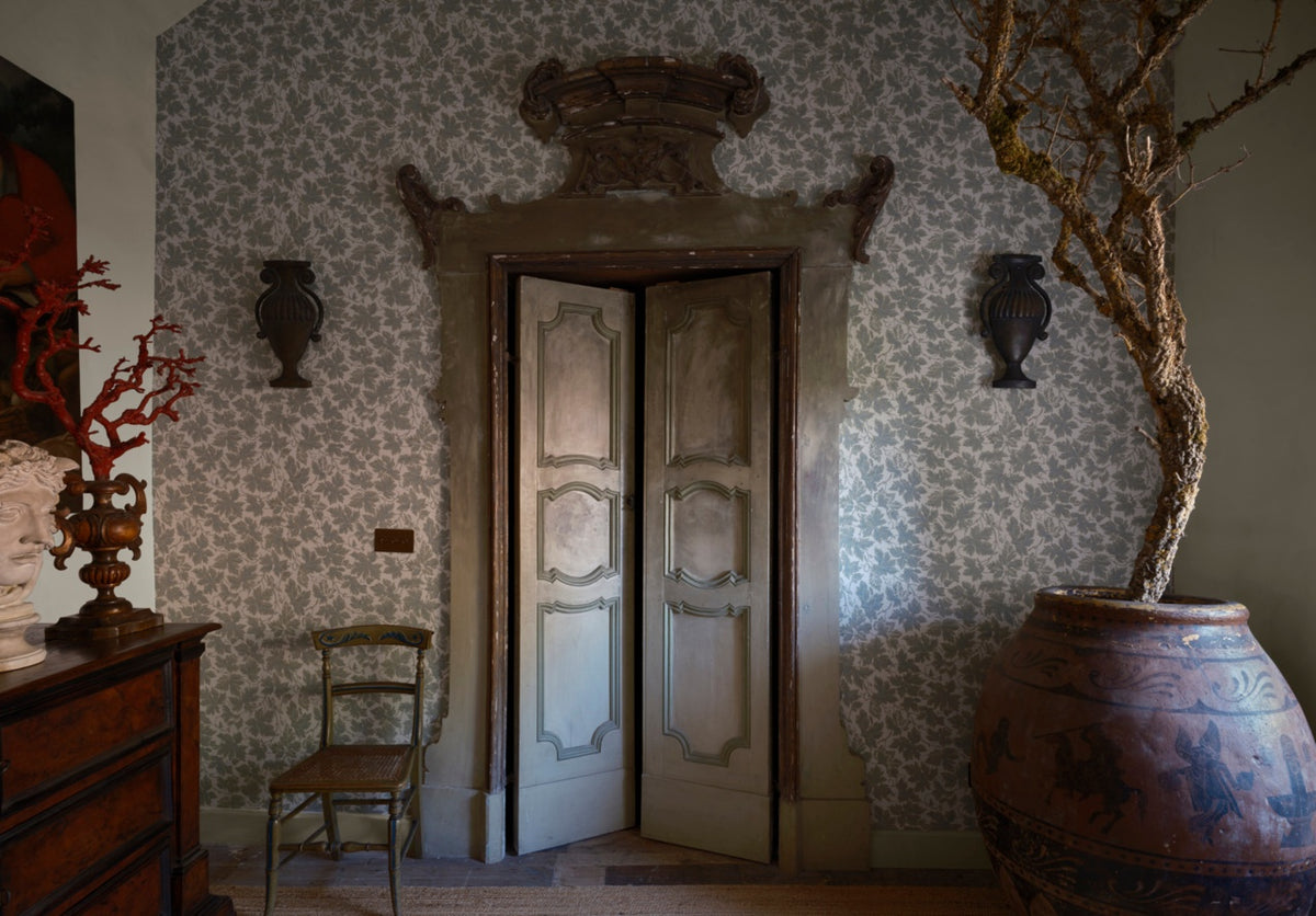 Farrow & Ball The Heritage Papers 6802 Vine Leaf behang in een woonkamer
