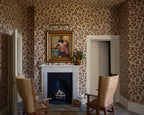 Farrow & Ball The Heritage Papers 6805 Vine Leaf behang in een woonkamer