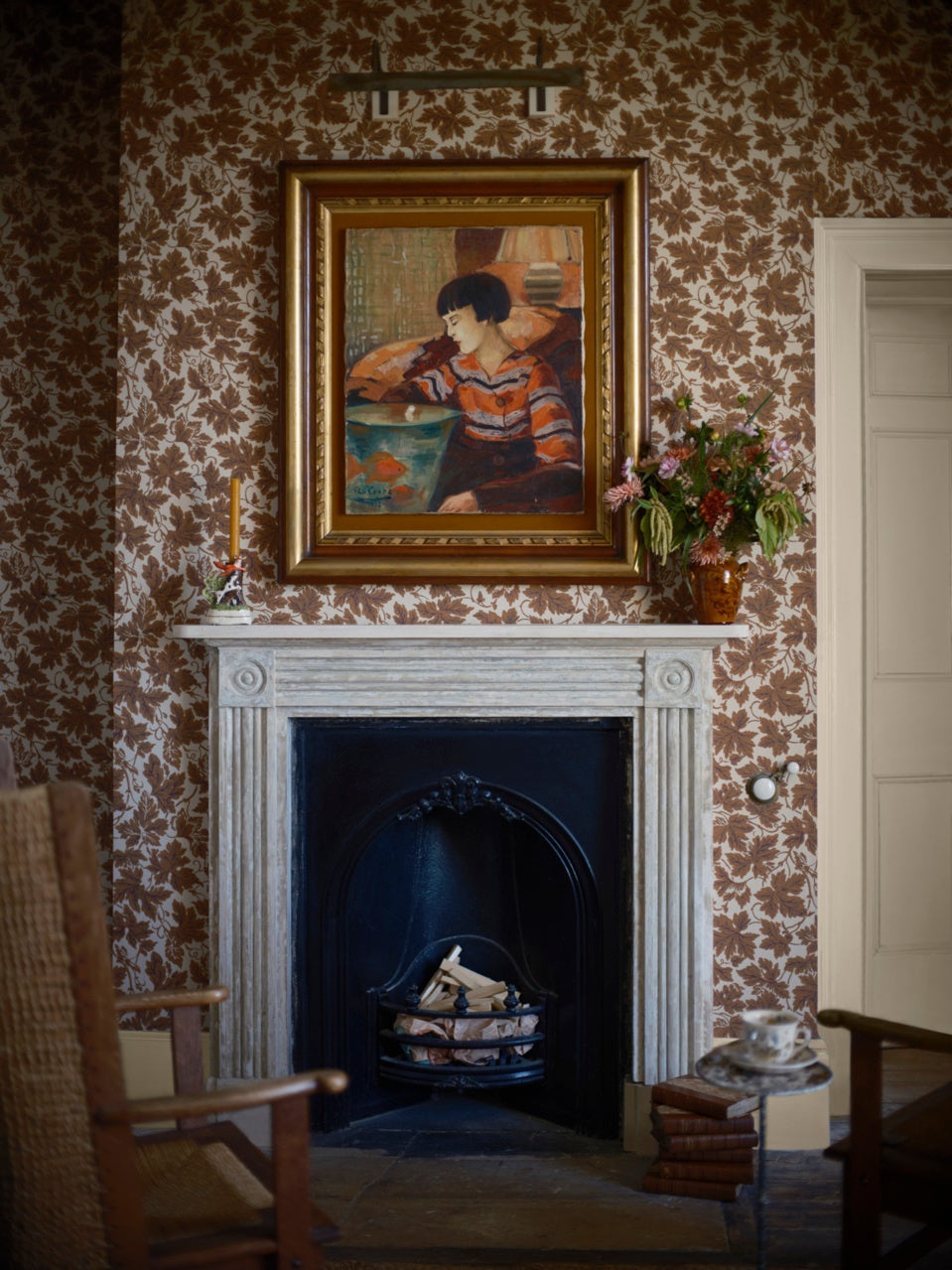 Farrow & Ball The Heritage Papers 6805 Vine Leaf behang in een woonkamer, sfeerbeeld 2