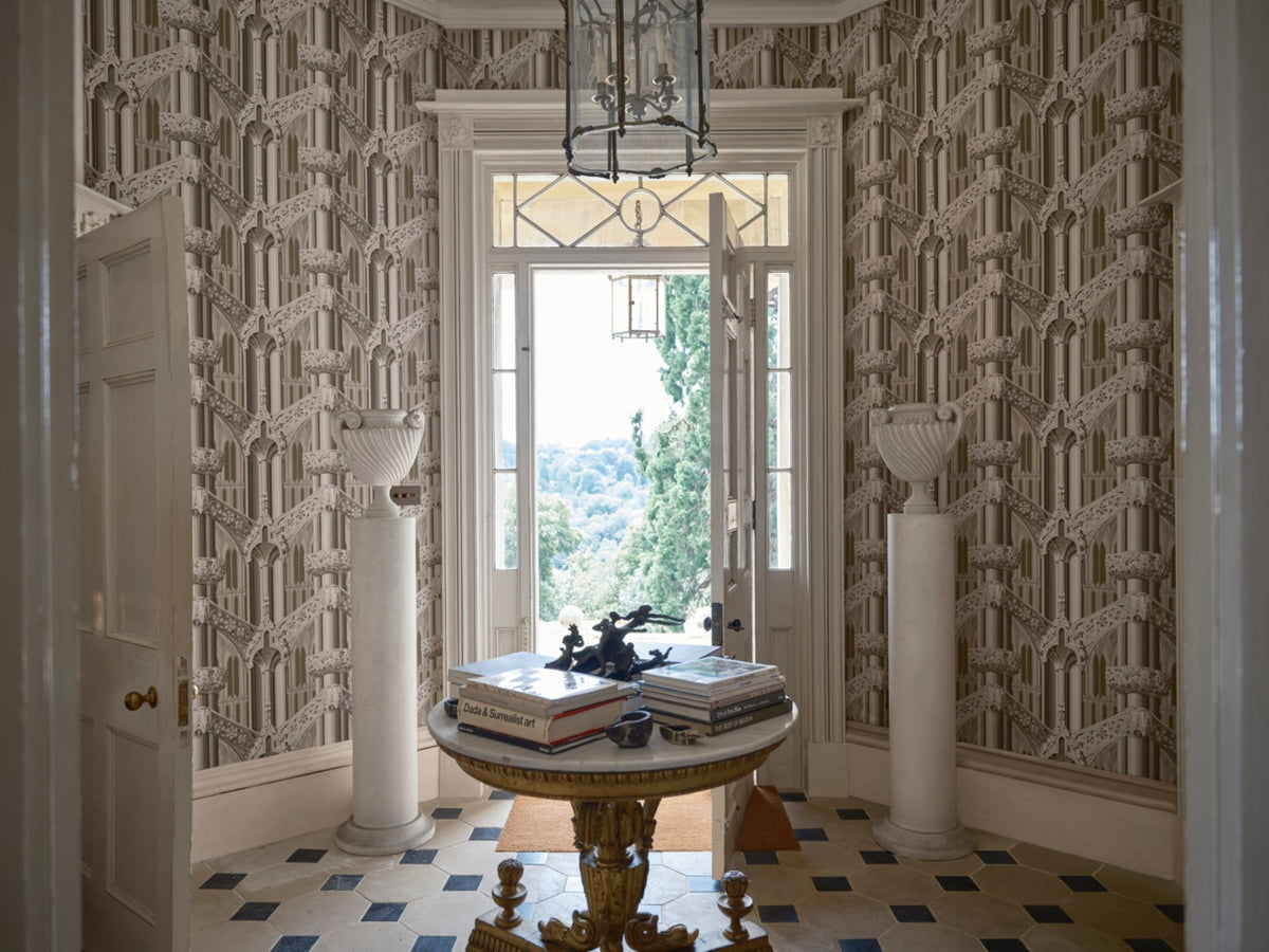 Farrow & Ball The Heritage Papers 6902 Gothic behang in een hal