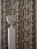 Farrow & Ball The Heritage Papers 6902 Gothic behang in een hal, sfeerbeeld 2