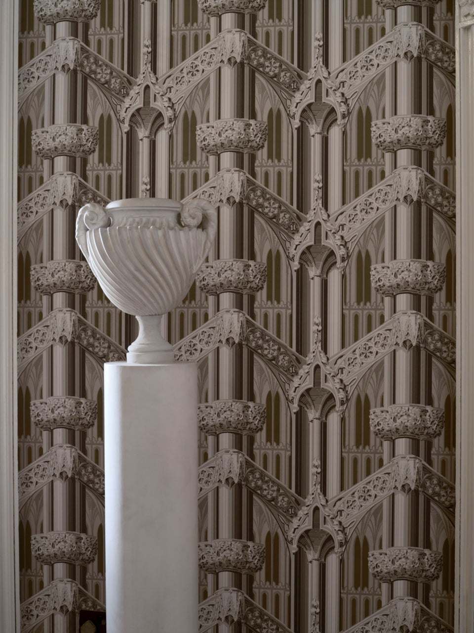 Farrow & Ball The Heritage Papers 6902 Gothic behang in een hal, sfeerbeeld 2