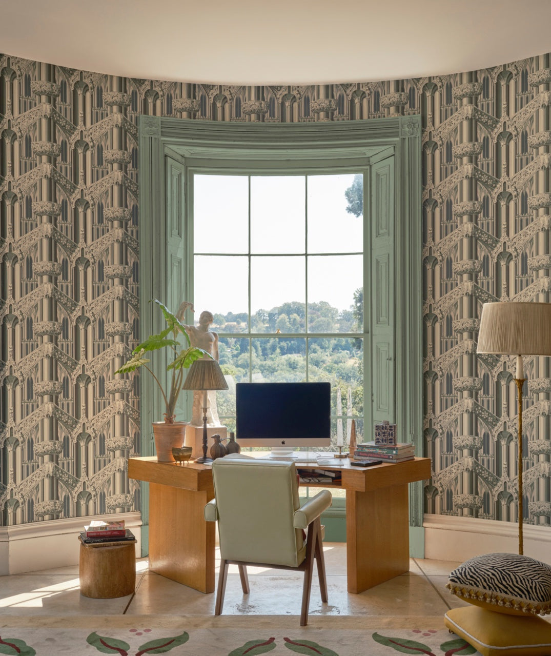 Farrow & Ball The Heritage Papers 6903 Gothic behang in een werkkamer, sfeerbeeld 2