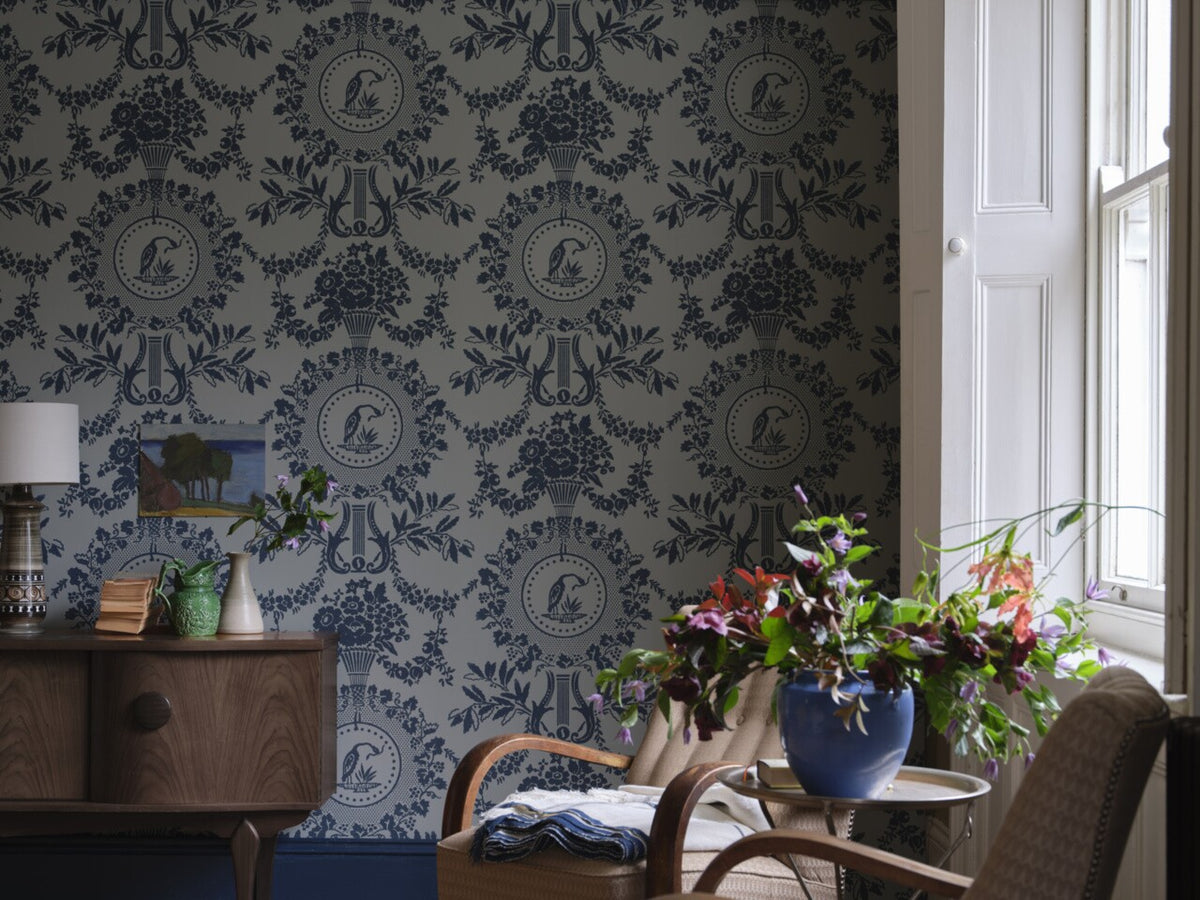 Farrow & Ball The Purnon Papers BP 6204 Purnon behang in een interieur, sfeerbeeld 2