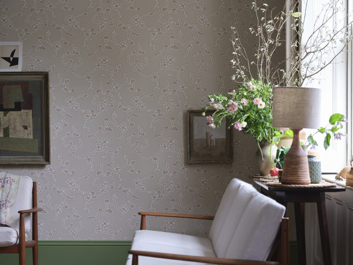 Farrow & Ball The Purnon Papers BP 6301 Adelaide behang in een interieur, sfeerbeeld 2