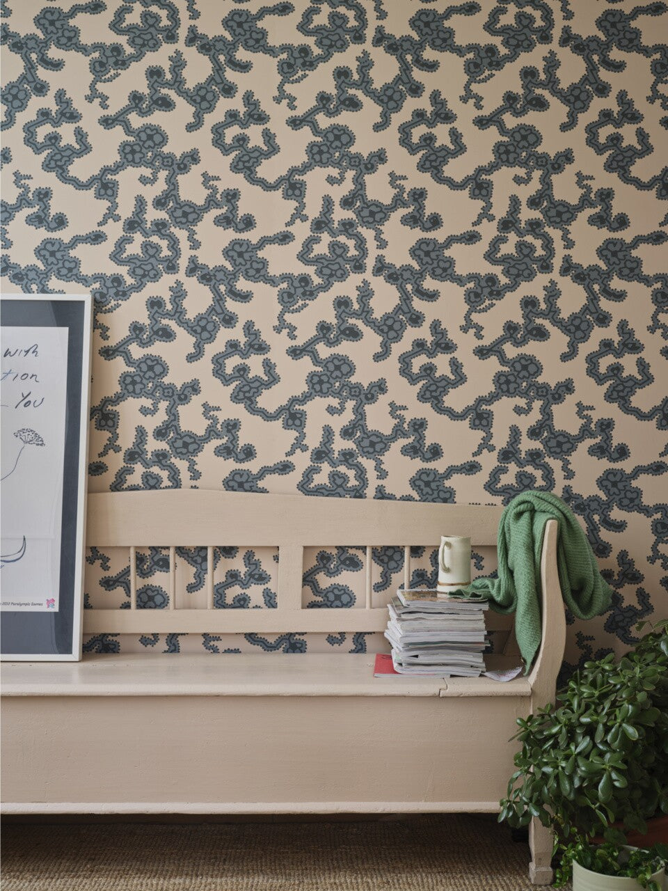 Farrow & Ball The Purnon Papers BP 6302 Adelaide behang in een interieur, sfeerbeeld 2