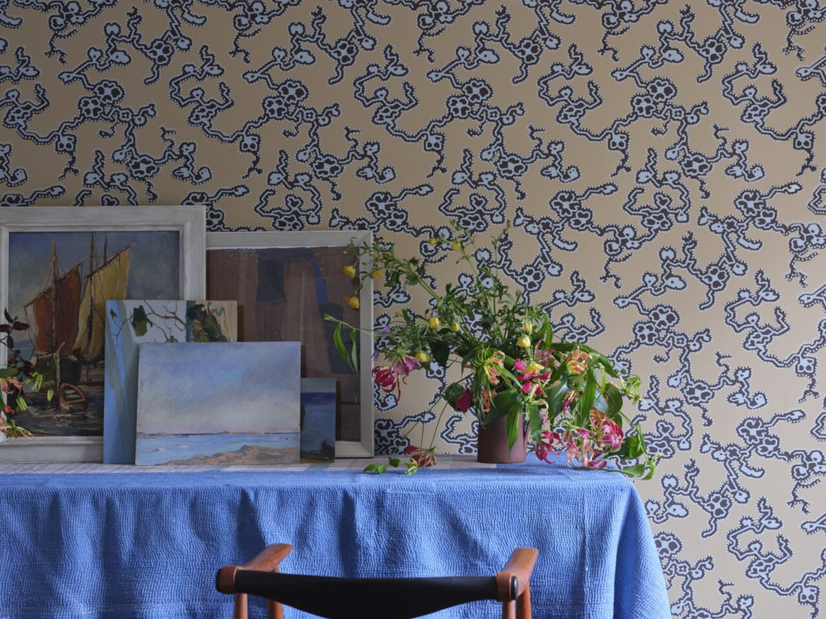 Farrow & Ball The Purnon Papers BP 6303 Adelaide behang in een interieur, sfeerbeeld 2