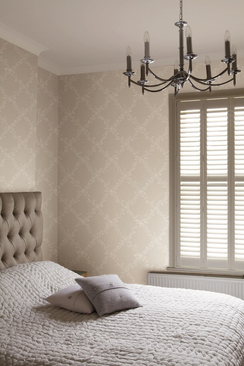 Farrow & Ball Toile Trellis BP 620 behang in een slaapkamer