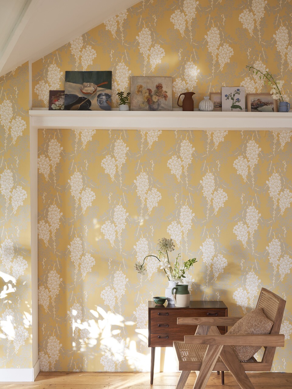 Farrow & Ball Wisteria BP 2212 behang in een woonkamer