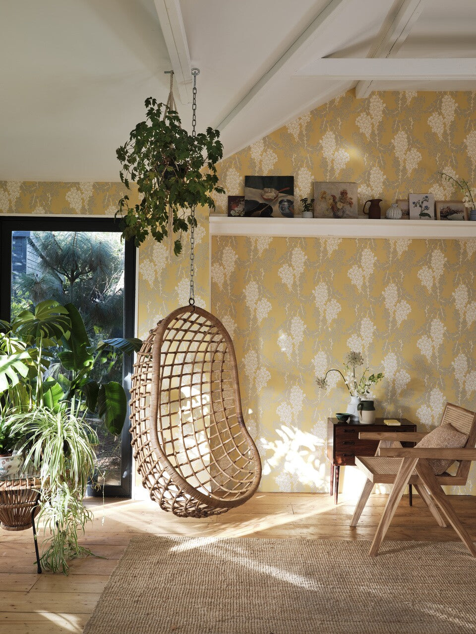 Farrow & Ball Wisteria BP 2212 behang in een woonkamer, sfeerbeeld 2