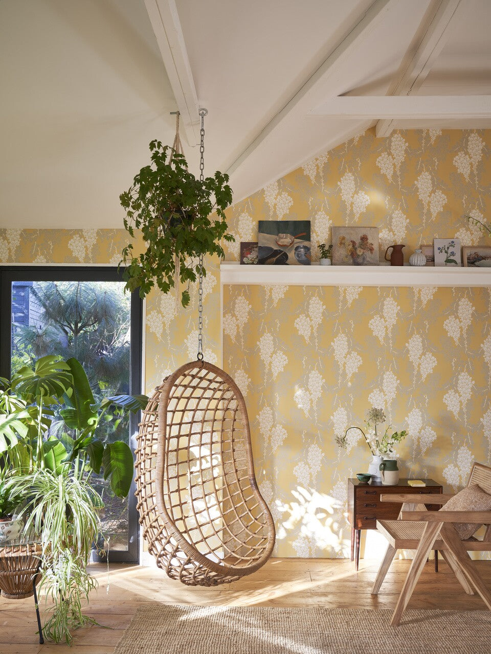 Farrow & Ball Wisteria BP 2212 behang in een woonkamer, sfeerbeeld 3