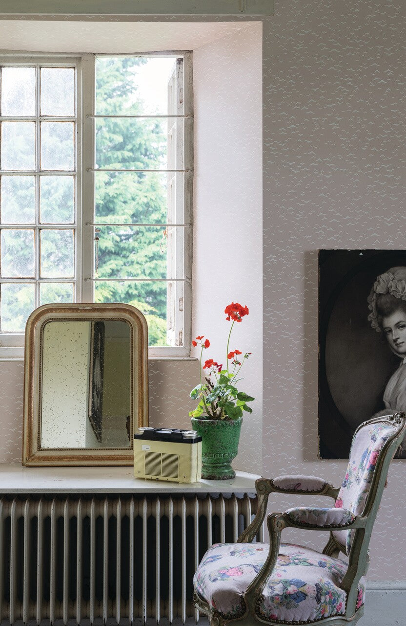 Farrow & Ball Yukutori 4302 behang in een woonkamer