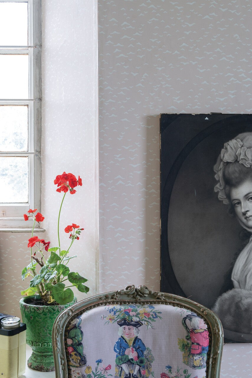 Farrow & Ball Yukutori 4302 behang in een woonkamer, sfeerbeeld 2