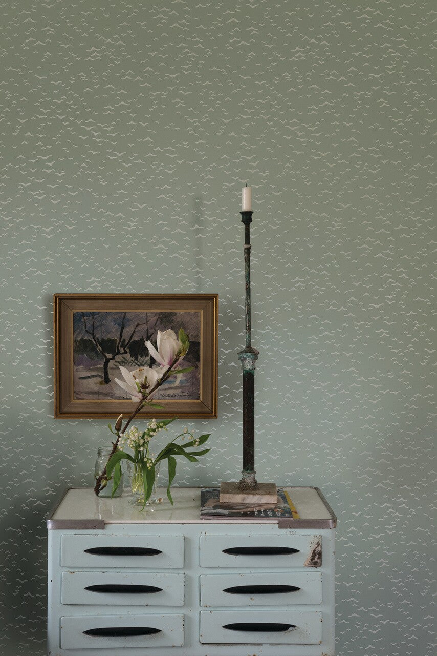 Farrow & Ball Yukutori 4303 behang in een woonkamer