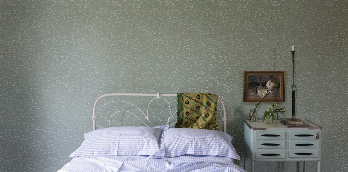 Farrow & Ball Yukutori 4303 behang in een slaapkamer, sfeerbeeld 2