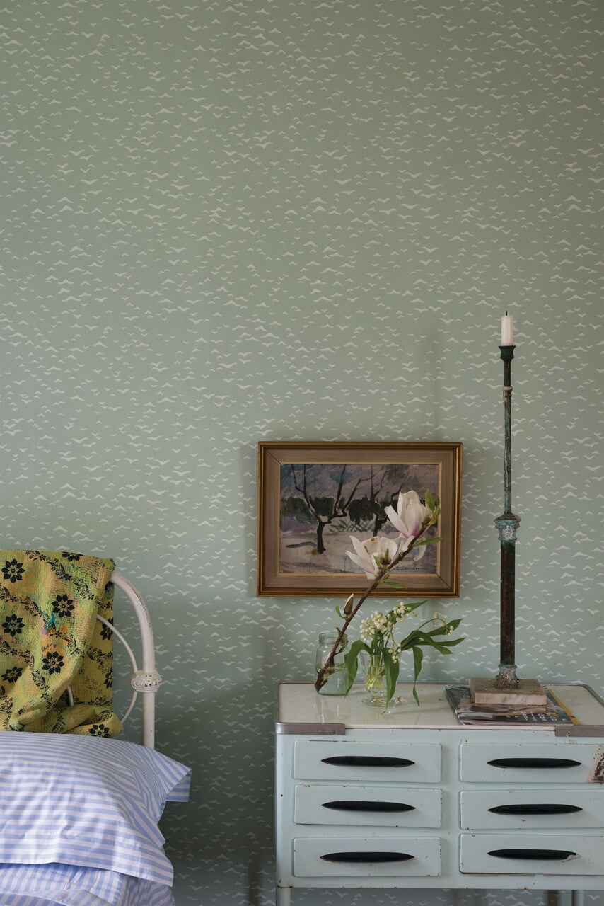 Farrow & Ball Yukutori 4303 behang in een slaapkamer, sfeerbeeld 3
