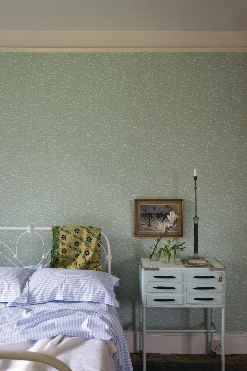 Farrow & Ball Yukutori 4303 behang in een slaapkamer, sfeerbeeld 4