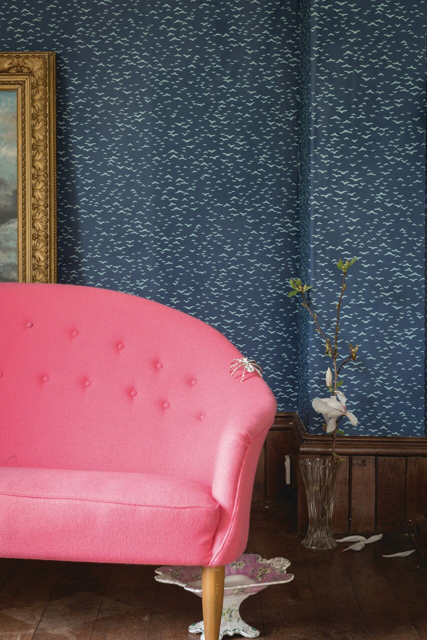 Farrow & Ball Yukutori 4305 behang in een woonkamer, sfeerbeeld 2