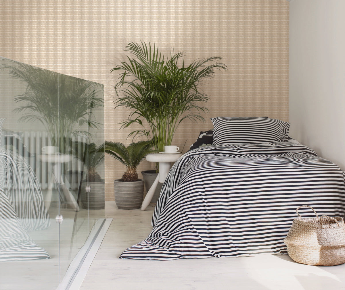 Hookedonwalls Marimekko Volume 06 Alku 25130 behang sfeerbeeld