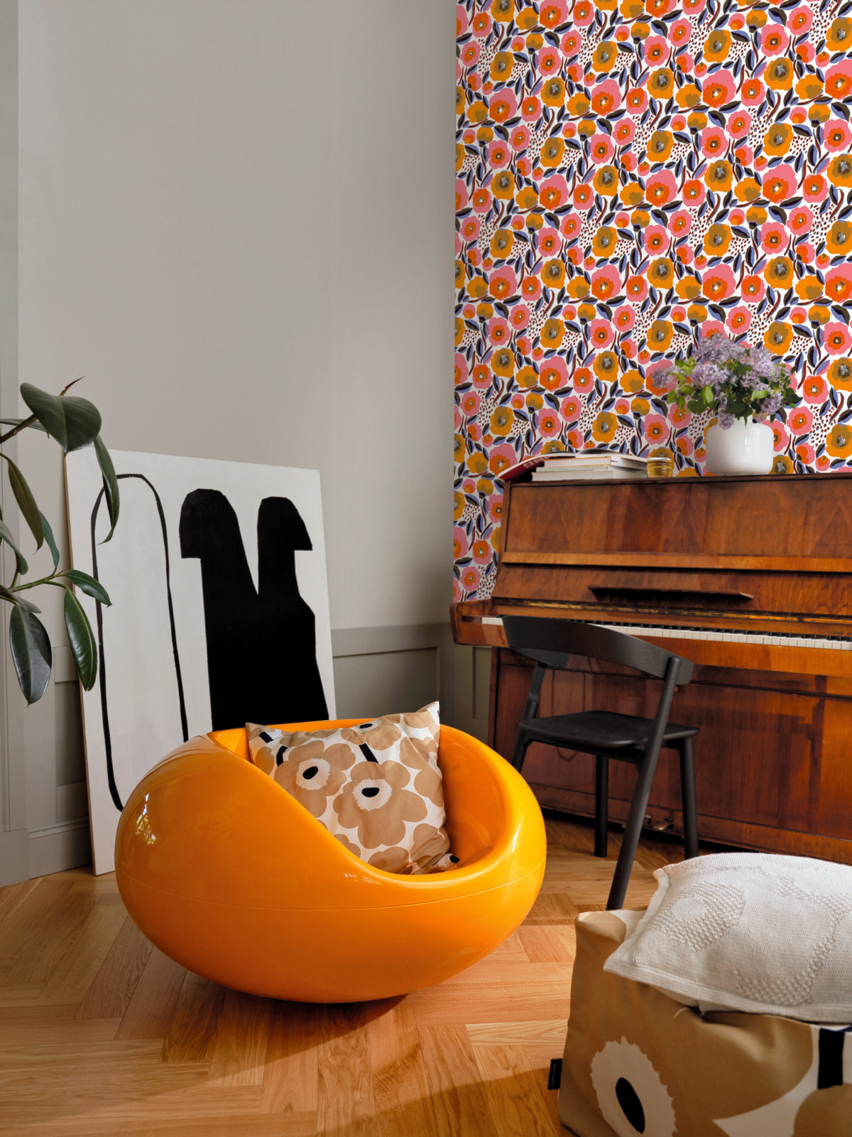 Hookedonwalls Marimekko Volume 06 Rosarium 25155 behang sfeerbeeld