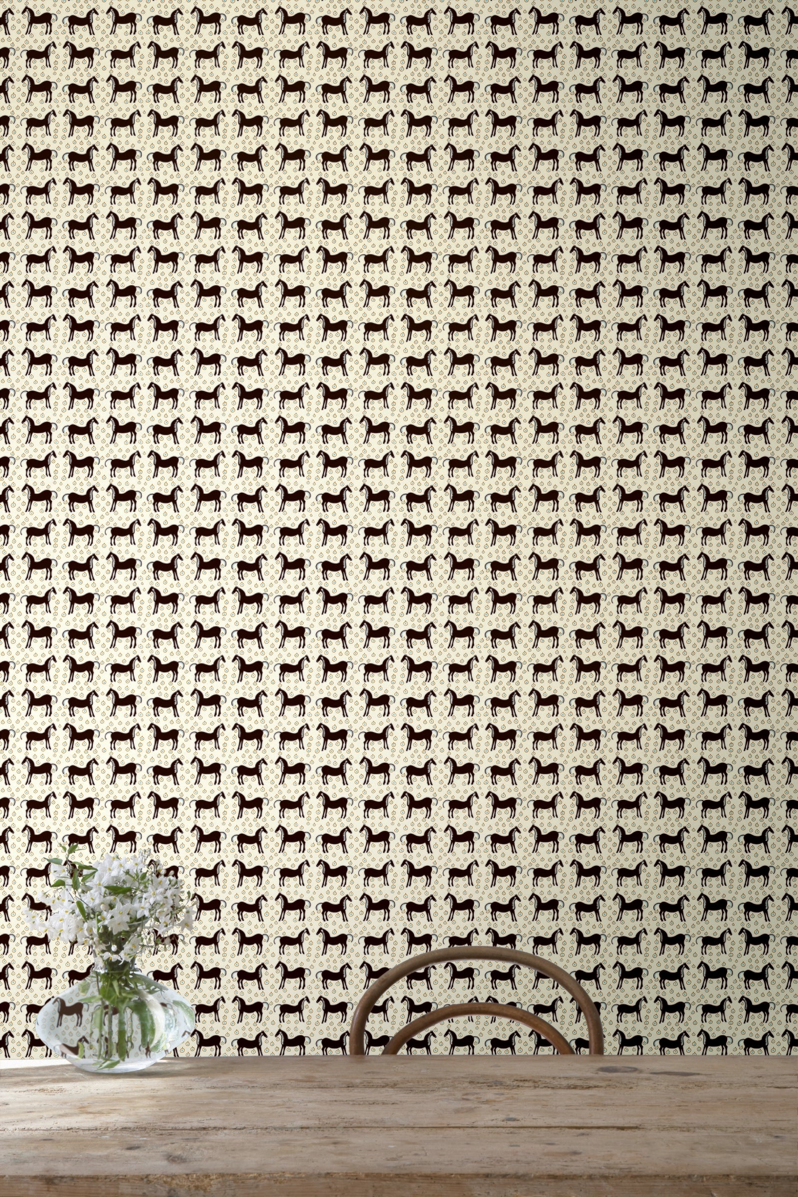 Hookedonwalls Marimekko Volume 06 Musta Tamma 25171 behang sfeerbeeld