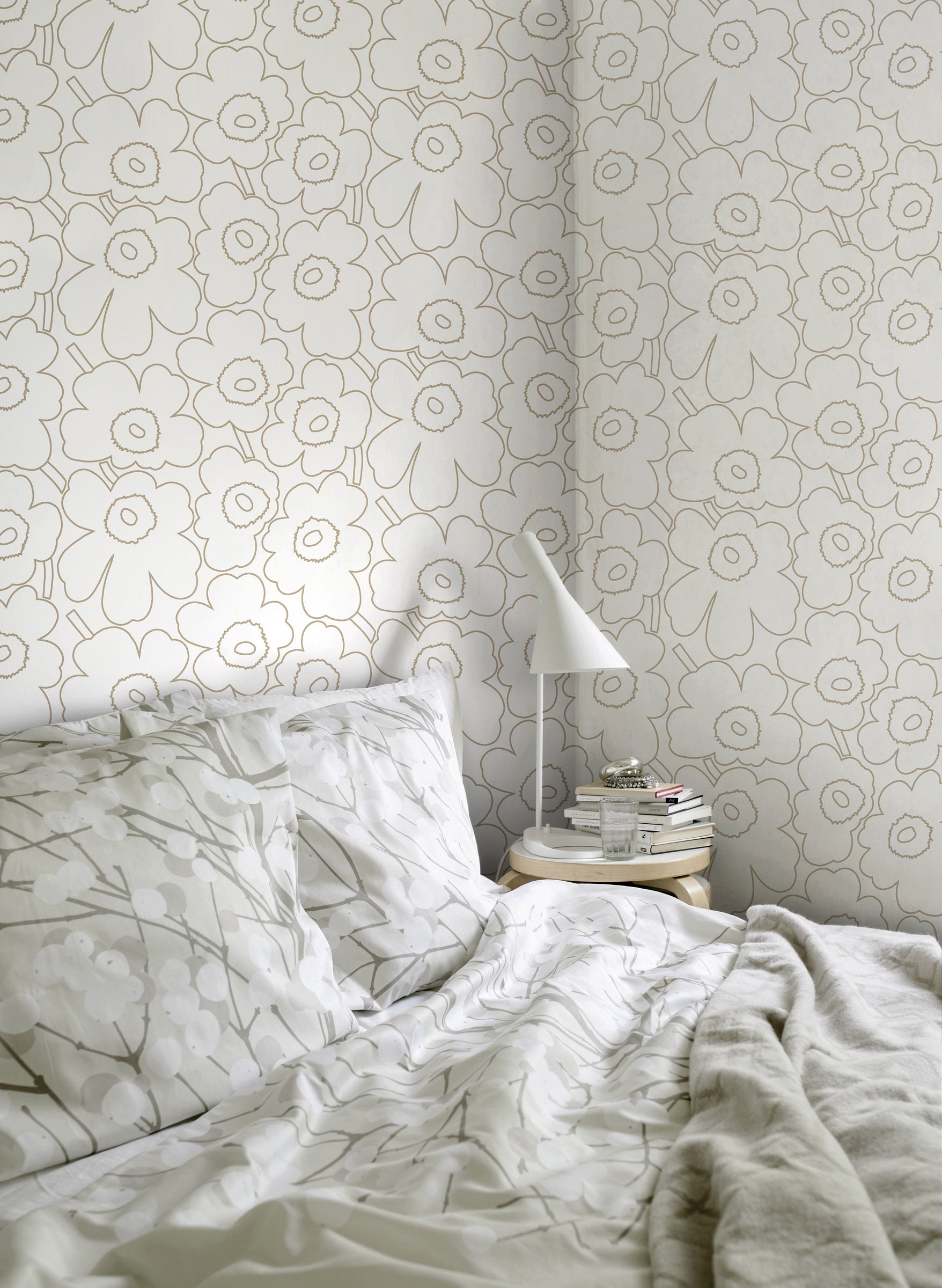 Hookedonwalls Marimekko Volume 07 Piirto Unikko 25914 behang sfeerbeeld