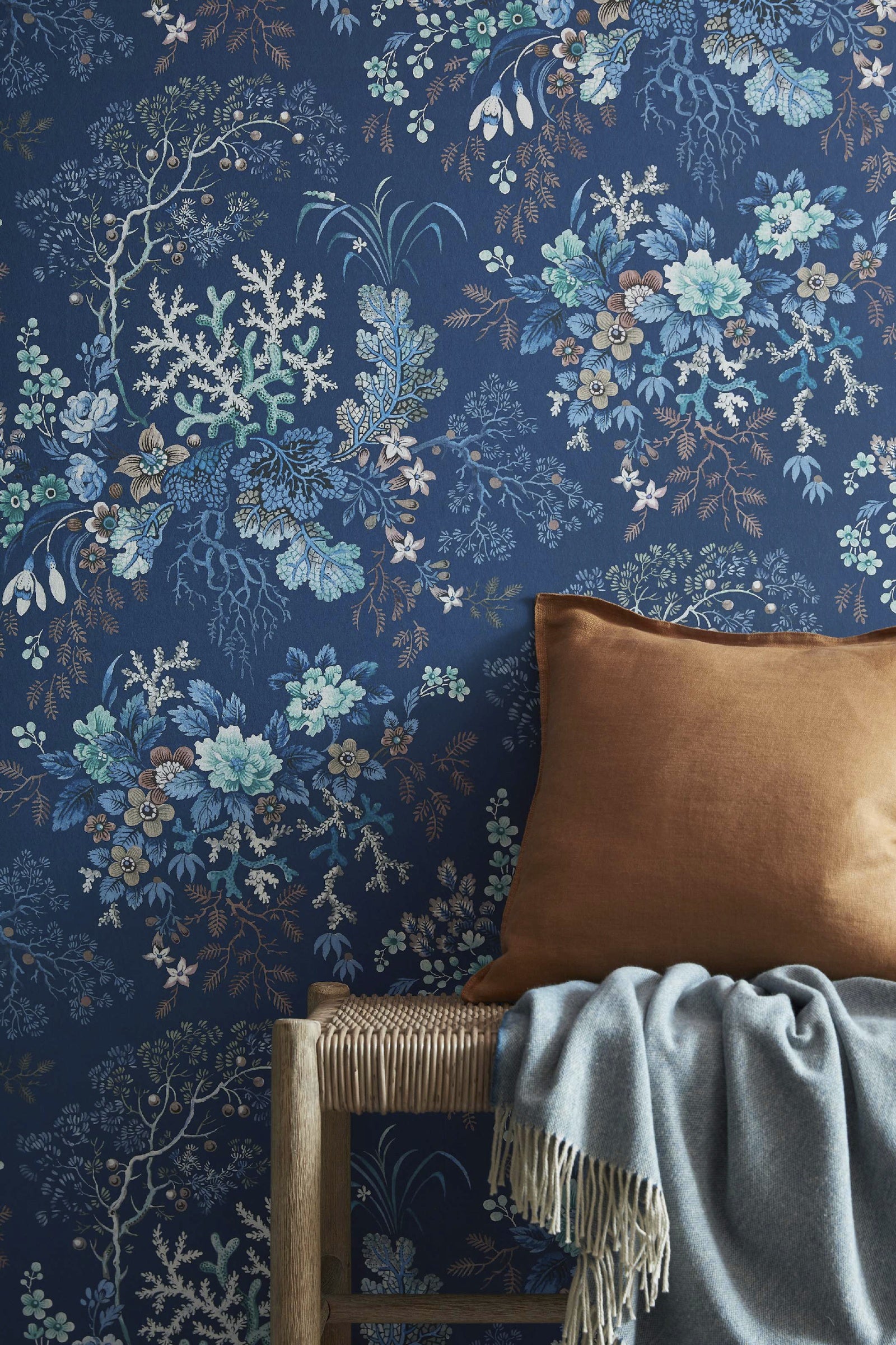 Hookedonwalls Young Traditionals Kilburn'S Coral 27802 behang sfeerbeeld