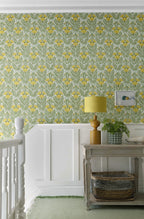 Hookedonwalls Young Traditionals Floral Fanfare 27810 behang sfeerbeeld