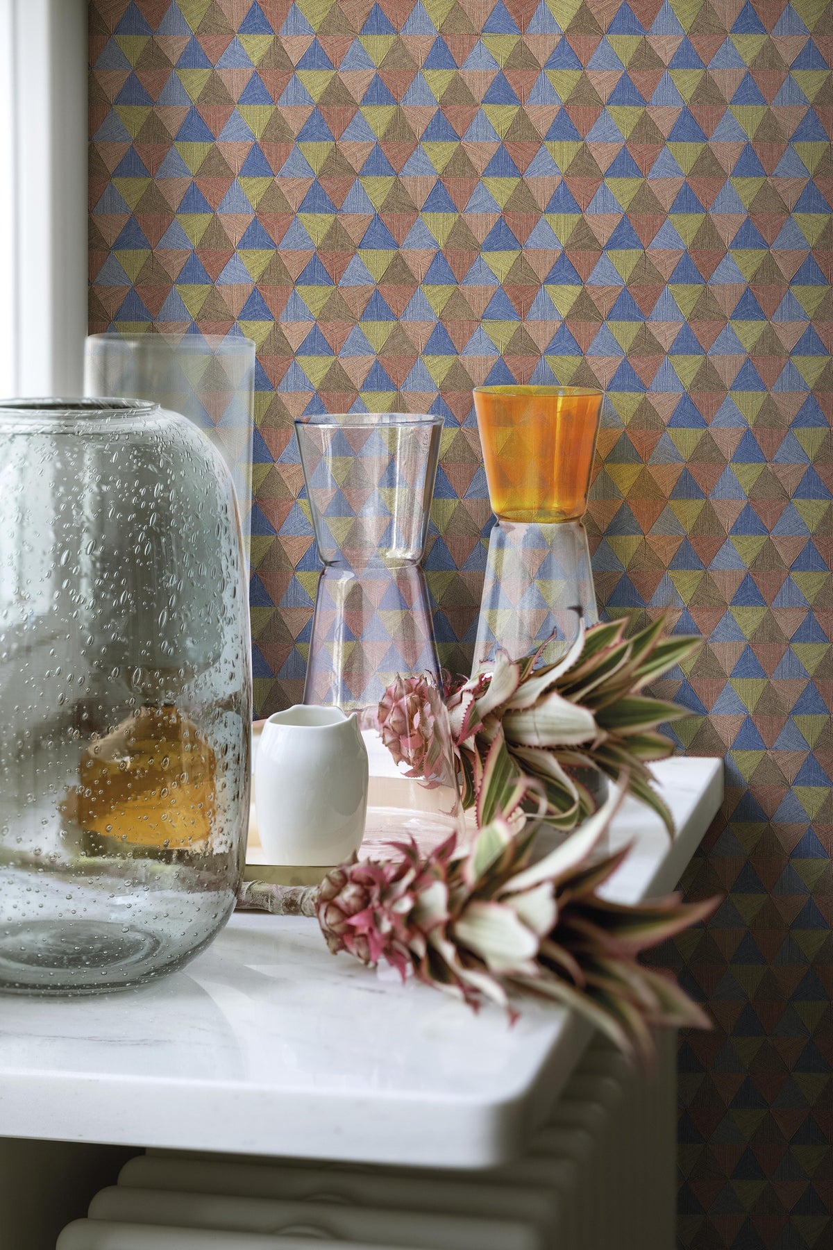 Hookedonwalls JV 602 Jaipur Triangles Tropicales 6835 behang sfeerbeeld