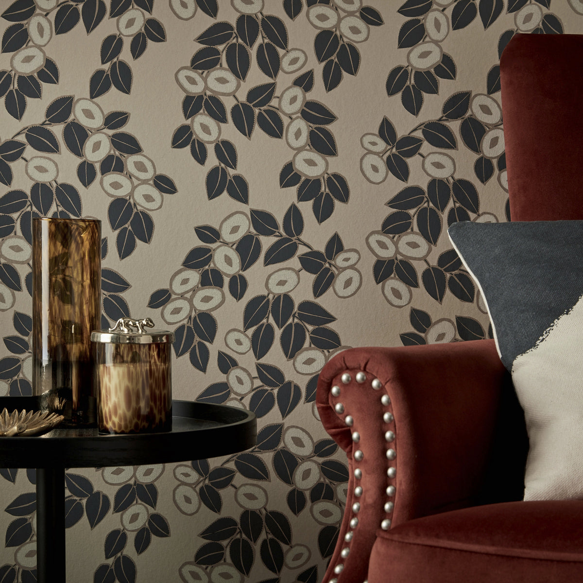 Hookedonwalls Soft Symmetry Bloom 68681 behang sfeerbeeld