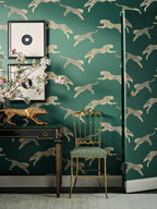 Hookedonwalls Scalamandre Leaping Cheetah JV26018 behang sfeerbeeld